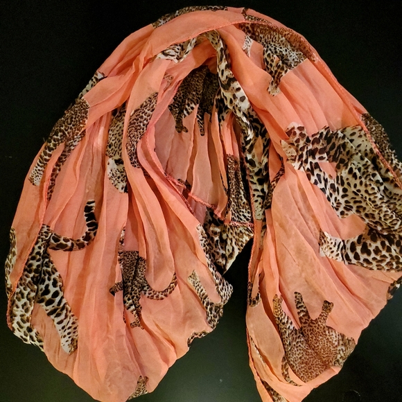 Leopard print scarf - Picture 2 of 3